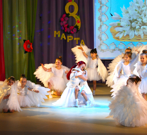 Душевным подарком для мам и бабушек стало выступление маленьких ангелочков - танцевальной группы “Малышок”. 